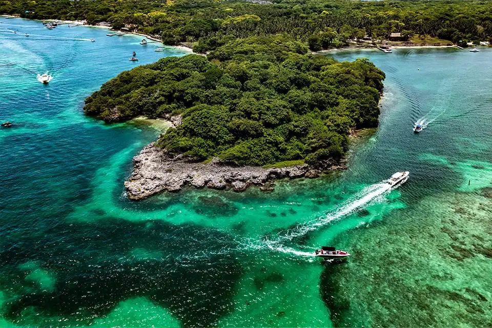 Vista aérea de islas del Caribe colombiano